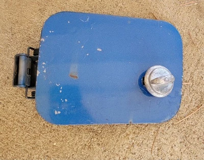 PUERTA DE GAS DE LLENADO DE COMBUSTIBLE DATSUN 240Z SERIE 1 CON PERILLA DE BLOQUEO OEM 1970-1971 Foto 1 de 2