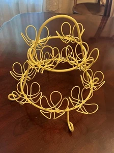 Soporte para cupcakes amarillo de 2 niveles 12”x9” tiene capacidad para 12 cupcakes de tamaño regular - Imagen 1 de 6