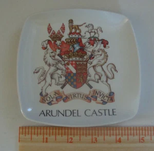 Escudo de armas Arundel Castle Reino Unido Baratija Sola Virtus Invicta recuerdo cresta - Imagen 1 de 1