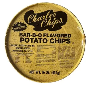 Contenedor de lata vintage "Charles Chips" 1 libra 16 oz Bar-B-Q, 1989 - completo - Imagen 1 de 6