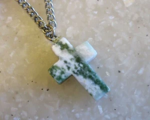 Kleiner grün & weißer Naturstein Kreuz Anhänger an silberfarbener Kette Halskette - Bild 1 von 5