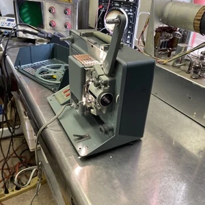 ARGUS SHOWMASTER MODEL 500 AZ MOVIE PROJECTOR, 8 MM VINTAGE WORKS NICE CONDITION - Picture 1 of 5