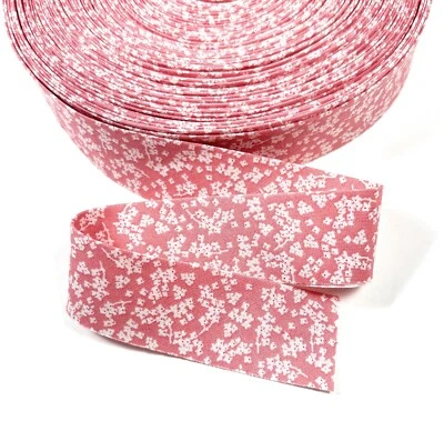 Encadernação de colcha rosa branco floral algodão 1,25" viés largo dobra central única 6 jardas - Imagem 1 de 3