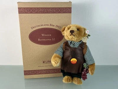 Steiff Tier 670091 Teddybär Winzer 32 cm. Mit OVP in Top Zustand  - Bild 1 von 4