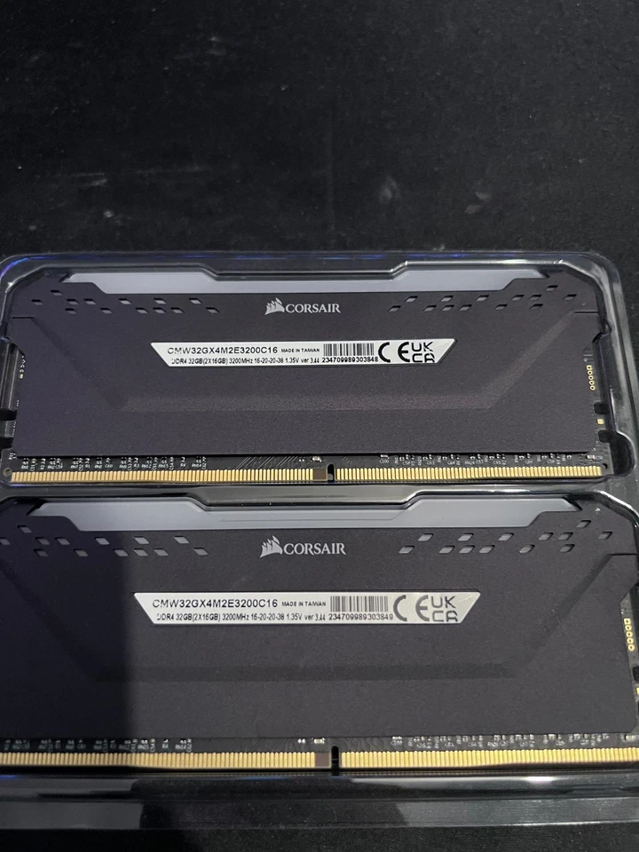 Corsair Vengeance RGB Pro 32GB 2x16GB DDR4 DRAM Arbeitsspeicher Kit... - Bild 1 von 1