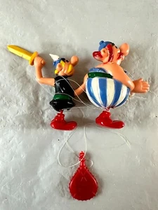 Vintage Asterix und Obelix Kunststoff Zug Spielzeug Figur Lauflernwagen - Bild 1 von 9