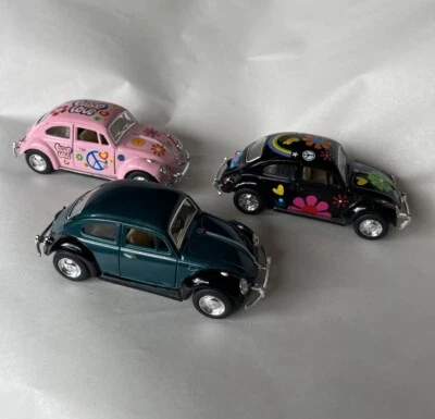 Kinsmart 1967 Volkswagen Classical Beetle’s 3 VW BUG Cars Diecast Models 1/32 - Image 1 of 4