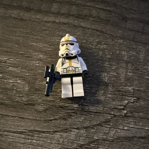 LEGO Star Wars Clone Trooper Episode 3, yellow markings - Star Corps minifigure - Picture 1 of 2
