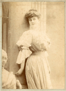 Mode, Femme en robe de soirée avec ceinture ornée, ca.1895, Vintage albumen prin