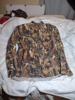 Camisa abotonada con estampado de ciervos Clearwater para hombre Foto 1 de 4