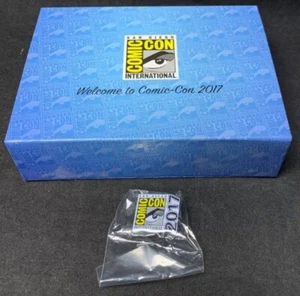 SDCC 2017 Exclusivo BIENVENIDO A COMIC-CON Caja y Pin San Diego Comic Con Nuevo - Imagen 1 de 4