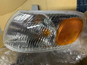 Toyota Corolla Eagle Eyes TY562-B000L Park lamp Signal & Marker for 1998-2000 - Picture 1 of 3