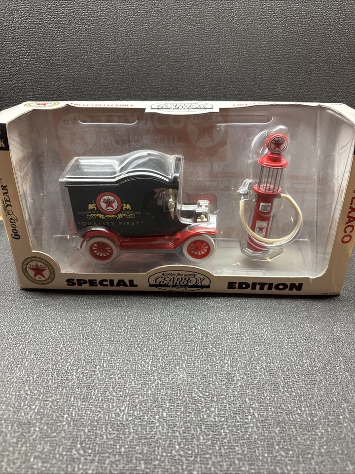 Die-Cast 1:24 TEXACO 1912 Ford Model T Delivery Car Metal Coin Bank & Gas Pump - Image 1 of 1