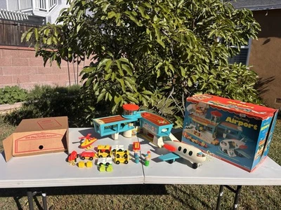 Conjunto Antigo 1972 Fisher Price PLAY FAMILY AIRPORT Conjunto Ótimo!!!  Caixa original #996 - Imagem 1 de 4