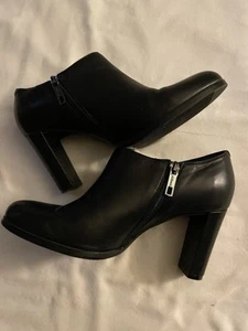 Stivaletto donna LK Bennett nero in pelle con tacco e zip laterale taglia 36/5 US OTTIME CONDIZIONI - Foto 1 di 9