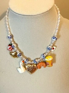 Collana con ciondolo perline artigianale con cuore cigno teiera pane e popcorn charms - Foto 1 di 6