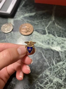 MEDAGLIA SPILLA ALPINI CLUB ALPINO ITALIANO SMALTATA 16x15 mm GQ - Foto 1 di 2
