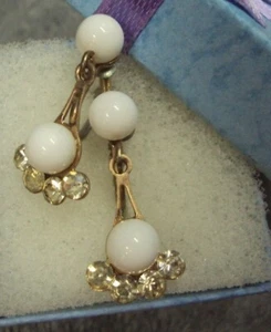 Vtg Estate Jewelry ~ Goldtone WHITE BEAD / RHINESTONE Screw Back Dangle Earrings - Picture 1 of 8