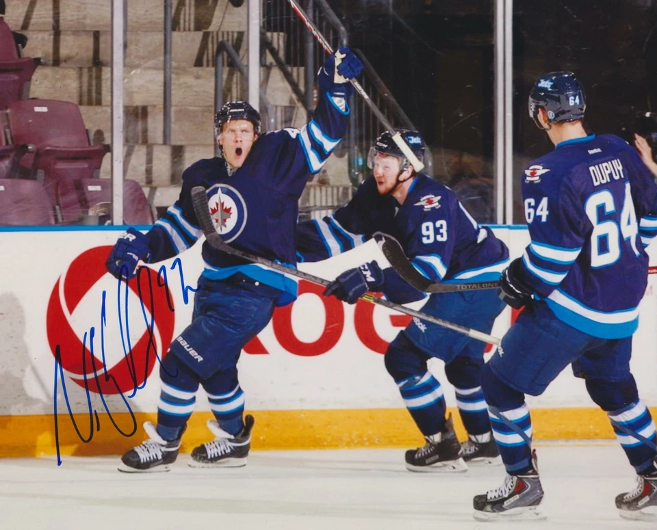 Foto 8x10 firmada por Nikolaj Ehlers Winnipeg Jets Foto 1 de 1