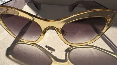 Gafas de sol MIUMIU usadas en buen estado hechas en Italia Foto 1 de 4