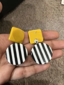 Retro Earrings Yellow Vintage Style Acrylic Lucite Pierced Chunky Black White - Picture 1 of 4
