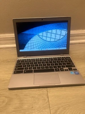 Samsung chromebook 4 XE310XBA 11.6" - Intel Celeron N4000, 4GB/32GB - Image 1 of 4