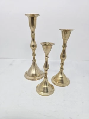 Juego de 3 candelabros cónicos de latón macizo graduados hechos a mano pátina India Foto 1 de 4