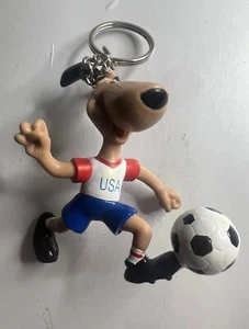 Vintage Keychain: WORLD CUP USA 1994 - Striker kicking ball  NOS - Soccer FIFA - Picture 1 of 6