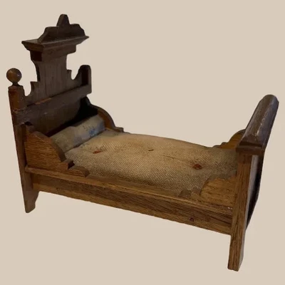 Antigua casa de muñecas alemana miniatura cama de madera original Foto 1 de 3