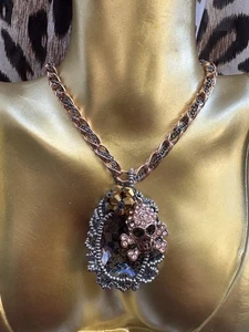 Betsey Johnson Throwback zu Vintage Totenkopf gekreuzte Knochen Netz Tintenklecks Halskette - Bild 1 von 6
