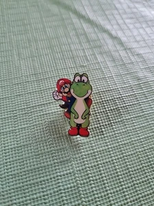 Super Mario World Yoshi Promo Anstecker Pin SNES Nintendo Game Boy Collectible - Bild 1 von 2