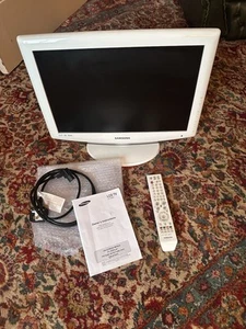 Samsung LE19R86WD 19" HD TV White LED Freeview Remote HDMI Gaming Caravan Camper - Picture 1 of 3