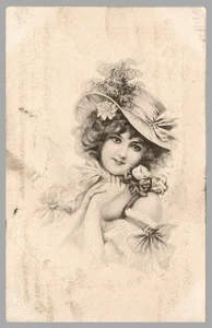 Retrato de mujer cabeza inclinada pluma sombrero rosas debajo de la barbilla c1910 postal - Imagen 1 de 2