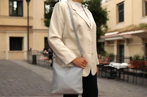 Damenhandtasche aus italienischem Echtleder praktisch & wunderschön! Hellgrau - Bild 1 von 3