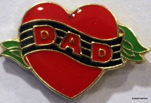 Love Dad Pin Weihnachten Urlaub Geschenk Vatertag Revers Mütze Jacke Krawatte Tasche BallCap - Bild 1 von 2