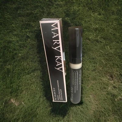 Mary Kay Perfecting Concealer Light Ivory 092191  - Image 1 of 2