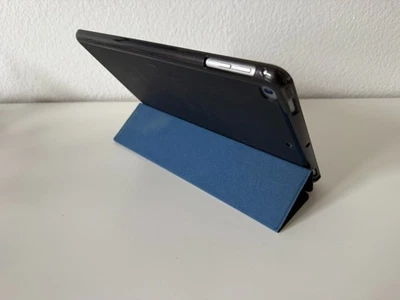 Apple iPad 5. Gen 9.7" WiFi 32 GB + ProCase Soft + Fast Charger - Bild 1 von 4