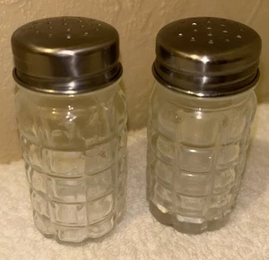VINTAGE ANCHOR HOCKING CLEAR WAFFLE GLASS SALT AND PEPPER SHAKERS ALUMINUM TOPS - Picture 1 of 3
