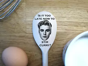 Justin Biebers Gesicht graviert auf einem Holzlöffel Scherz Geschenk - Bild 1 von 5