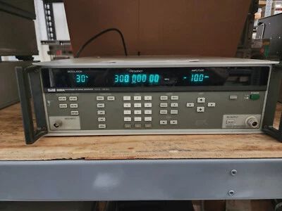 Fluke 6060A Synthesized RF Signal Generator 100kHz-1050MHz - Image 1 of 2