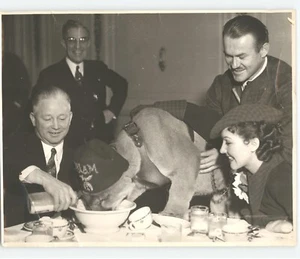 Foto de prensa del comisionado de fútbol William Coffman alimenta a puma de colección 1935 - Imagen 1 de 2