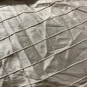 Stoff Seide mit goldenen Diamanten 1” Stickerei 22” breit x 18” von The Fat Quarter - Bild 1 von 4