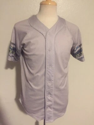 Camiseta de béisbol plateada mediana para hombre On The Byas  Foto 1 de 4