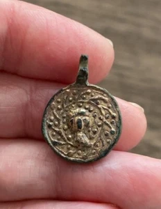 MEDIEVAL. SIGLO XIII. COLGANTE BRONCE DORADO. CON CABEZA ORIENTADA A LA DERECHA. - Imagen 1 de 3