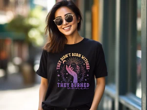 Camisa de mujer They Didn't Burn Witches They Burned, camisa de bruja feminista, Bury the - Imagen 1 de 27