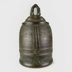Antigua campana de templo budista Bonsho de bronce japonesa de los siglos XVII-XVIII stock de museo - Imagen 1 de 11