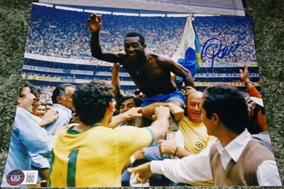PELE SIGNED 8X10 AUTOGRAPHED PHOTO ~ BECKETT BAS AUTO COA ~ SOCCER LEGEND - Image 1 of 2