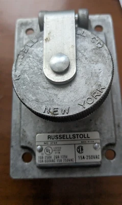 Receptáculo Russellstoll 3744, 10A@250V, 20A@125V, 10A@600VAC, 15A@250VAC, 3 polos Foto 1 de 4
