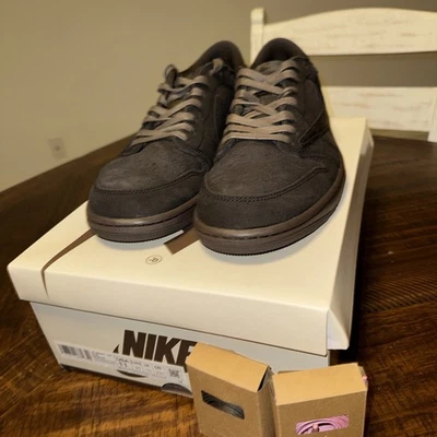 Talla 11 - Travis Scott x Air Jordan 1 Retro OG Bajo Terciopelo Marrón con Caja USADO UNA VEZ Foto 1 de 4