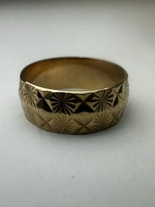 9ct Yellow Gold Band 7mm With Design Band Ring Size UK M 1/2 Ship Worldwide - Picture 1 of 8